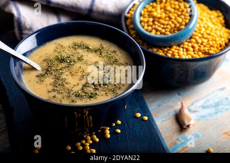 Cremesuppe aus gelben Linsen. Traditionelle gelbe Linsensuppe mit Gemüse in Schüssel. Stockfoto