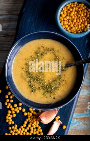 Cremesuppe aus gelben Linsen. Traditionelle gelbe Linsensuppe mit Gemüse in Schüssel. Stockfoto