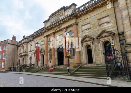 Außenansicht des National Justice Centre, hoher Bürgersteig im Stadtzentrum von Nottingham, Notts., Großbritannien. Stockfoto