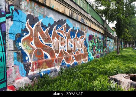 Graffiti an einer Wand neben der Donau in Wien, Österreich Stockfoto