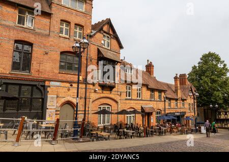 Allgemeine Ansicht des Castle Pub und der Küche entlang der Castle Road im Stadtzentrum von Nottingham, Notts., Großbritannien. Stockfoto