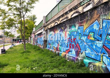 Graffiti an einer Wand neben der Donau in Wien, Österreich Stockfoto