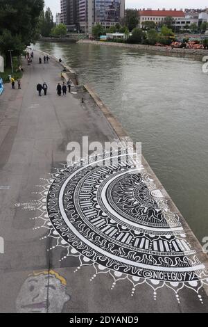 Malerei auf dem Wanderweg an der Donau in Wien, Österreich. Stockfoto