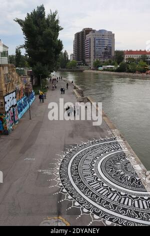 Malerei auf dem Wanderweg an der Donau in Wien, Österreich. Stockfoto