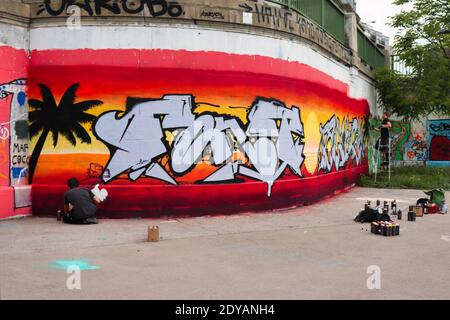 Graffiti an einer Wand neben der Donau in Wien, Österreich Stockfoto