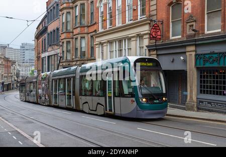 Eine Nottingham Express Transit (NET) Straßenbahn auf der Victoria Street in Nottingham, Notts., Großbritannien. Stockfoto