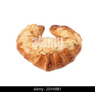 Gebackenes Croissant mit Mandeln bestreut, Dessert isoliert auf weißem Hintergrund, Nahaufnahme Stockfoto