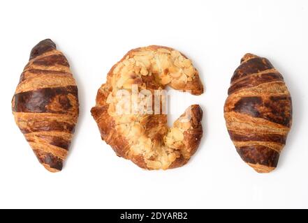 Gebackenes Croissant mit Mandeln bestreut, Dessert auf weißem Hintergrund, Draufsicht Stockfoto