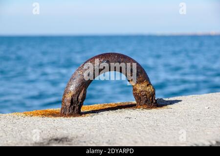Alte Stahlverankerung Pollermast auf einem Pier, rostigen Liegeplatz . Stockfoto