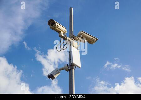 CCTV-Überwachungskameras vor blauem Himmel Stockfoto