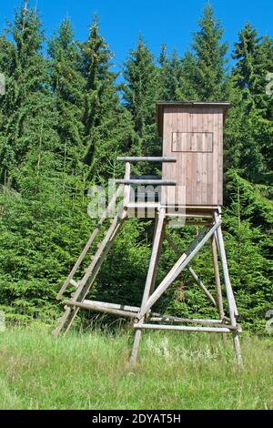 Der Sitz des Jägers am Waldrand Stockfoto