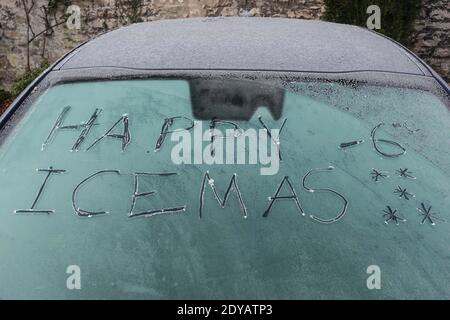 Garstang, Lancashire, 25. Dezember 2020. Eine Windschutzscheibe, auf der die Worte „Happy Icemas -6 Grad“ in Eis eingeätzt wurden, als am Weihnachtstag im Jahr 2020 Temperaturen unter Null in Nordengland herrschten. Temperaturen von minus 6 fror Garstang in Lancashire bis zum Kern ein. Eine frostige Decke mit Autos und Windschutzscheiben. Quelle: Stop Press Media/Alamy Live News Stockfoto