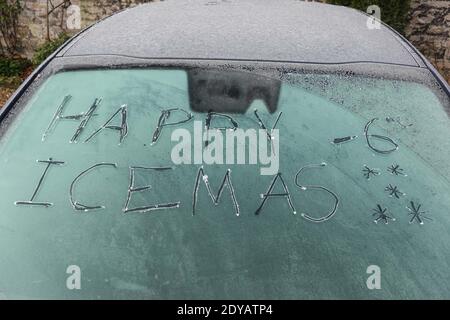 Garstang, Lancashire, 25. Dezember 2020. Eine Windschutzscheibe, auf der die Worte „Happy Icemas -6 Grad“ in Eis eingeätzt wurden, als am Weihnachtstag im Jahr 2020 Temperaturen unter Null in Nordengland herrschten. Temperaturen von minus 6 fror Garstang in Lancashire bis zum Kern ein. Eine frostige Decke mit Autos und Windschutzscheiben. Quelle: Stop Press Media/Alamy Live News Stockfoto