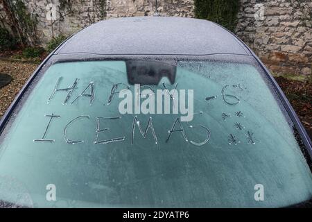 Garstang, Lancashire, 25. Dezember 2020. Eine Windschutzscheibe, auf der die Worte „Happy Icemas -6 Grad“ in Eis eingeätzt wurden, als am Weihnachtstag im Jahr 2020 Temperaturen unter Null in Nordengland herrschten. Temperaturen von minus 6 fror Garstang in Lancashire bis zum Kern ein. Eine frostige Decke mit Autos und Windschutzscheiben. Quelle: Stop Press Media/Alamy Live News Stockfoto