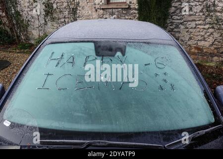 Garstang, Lancashire, 25. Dezember 2020. Eine Windschutzscheibe, auf der die Worte „Happy Icemas -6 Grad“ in Eis eingeätzt wurden, als am Weihnachtstag im Jahr 2020 Temperaturen unter Null in Nordengland herrschten. Temperaturen von minus 6 fror Garstang in Lancashire bis zum Kern ein. Eine frostige Decke mit Autos und Windschutzscheiben. Quelle: Stop Press Media/Alamy Live News Stockfoto