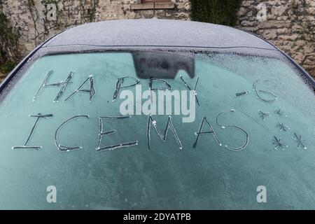 Garstang, Lancashire, 25. Dezember 2020. Eine Windschutzscheibe, auf der die Worte „Happy Icemas -6 Grad“ in Eis eingeätzt wurden, als am Weihnachtstag im Jahr 2020 Temperaturen unter Null in Nordengland herrschten. Temperaturen von minus 6 fror Garstang in Lancashire bis zum Kern ein. Eine frostige Decke mit Autos und Windschutzscheiben. Quelle: Stop Press Media/Alamy Live News Stockfoto