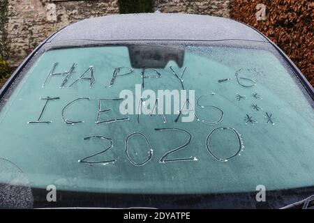 Garstang, Lancashire, 25. Dezember 2020. Eine Windschutzscheibe, auf der die Worte „Happy Icemas -6 Grad“ in Eis eingeätzt wurden, als am Weihnachtstag im Jahr 2020 Temperaturen unter Null in Nordengland herrschten. Temperaturen von minus 6 fror Garstang in Lancashire bis zum Kern ein. Eine frostige Decke mit Autos und Windschutzscheiben. Quelle: Stop Press Media/Alamy Live News Stockfoto