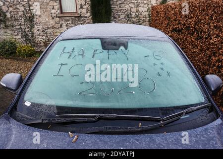 Garstang, Lancashire, 25. Dezember 2020. Eine Windschutzscheibe, auf der die Worte „Happy Icemas -6 Grad“ in Eis eingeätzt wurden, als am Weihnachtstag im Jahr 2020 Temperaturen unter Null in Nordengland herrschten. Temperaturen von minus 6 fror Garstang in Lancashire bis zum Kern ein. Eine frostige Decke mit Autos und Windschutzscheiben. Quelle: Stop Press Media/Alamy Live News Stockfoto