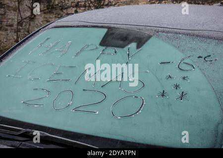 Garstang, Lancashire, 25. Dezember 2020. Eine Windschutzscheibe, auf der die Worte „Happy Icemas -6 Grad“ in Eis eingeätzt wurden, als am Weihnachtstag im Jahr 2020 Temperaturen unter Null in Nordengland herrschten. Temperaturen von minus 6 fror Garstang in Lancashire bis zum Kern ein. Eine frostige Decke mit Autos und Windschutzscheiben. Quelle: Stop Press Media/Alamy Live News Stockfoto