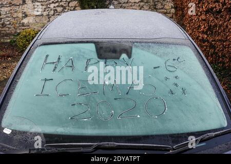 Garstang, Lancashire, 25. Dezember 2020. Eine Windschutzscheibe, auf der die Worte „Happy Icemas -6 Grad“ in Eis eingeätzt wurden, als am Weihnachtstag im Jahr 2020 Temperaturen unter Null in Nordengland herrschten. Temperaturen von minus 6 fror Garstang in Lancashire bis zum Kern ein. Eine frostige Decke mit Autos und Windschutzscheiben. Quelle: Stop Press Media/Alamy Live News Stockfoto