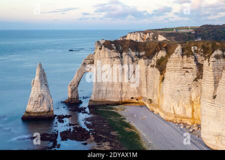 Weiße Kreidefelsen und Bögen bei Etretat in der Normandie, Frankreich, Europa Stockfoto