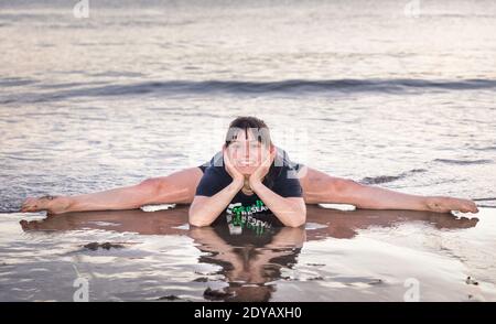 Myrtleville, Cork, Irland. Dezember 2020. Sarah Hosford aus Passage, die nach ihrem Schwimmen am Weihnachtsmorgen einige Strecken in Myrtleville Beach, Co. Cork, Irland, machte. Kredit; David Creedon / Alamy Live Nachrichten Stockfoto