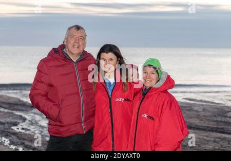 Myrtleville, Cork, Irland. Dezember 2020. Peter O' Sullivan, Sadhbh O'Sullivan O'Leary und Donna O'Leary von Passage machen sich bereit für ihr Weihnachtsschwimmen am Morgen in Myrtleville, Co. Cork, Irland. - Credit; David Creedon / Alamy Live News Stockfoto