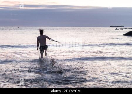 Myrtleville, Cork, Irland. Dezember 2020. Liam Cashman aus Monkstown läuft in Myrtleville, Co. Cork, Irland, zum Schwimmen am Weihnachtsmorgen ins kalte Wasser. - Credit; David Creedon / Alamy Live News Stockfoto