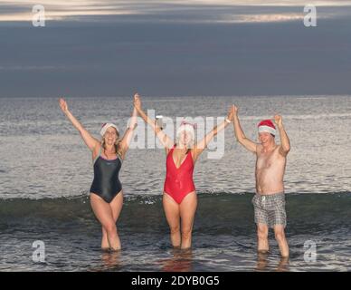 Myrtleville, Cork, Irland. Dezember 2020. Evelan, Sarah und John Cullinane genießen ihr Weihnachtsschwimmen am Morgen in Hilfe der Jack & Jill Foundation in Myrtleville, Co. Cork, Irland. - Credit; David Creedon / Alamy Live News Stockfoto