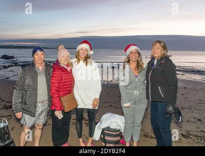 Myrtleville, Cork, Irland. Dezember 2020. John, Deirdre, Sarah, Evelyn und Eileen Cullinane von Ballyvolane machen sich bereit für ihren Weihnachtstag schwimmen in Hilfe der Jack & Jill Foundation in Myrtleville, Co. Cork, Irland. - Credit; David Creedon / Alamy Live News Stockfoto