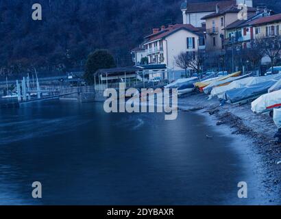 Kalter Winterabend auf dem Fischerdorf mit Blick auf den Lago Maggiore.Feriolo, italienische Seen, Piemont, Italien. Stockfoto