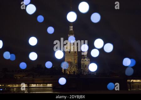 St. Petersburg, Russland. Dezember 2020. Weihnachtslichter und Dekorationen sind in St. Petersburg, Russland, 23. Dezember 2020 zu sehen. Quelle: Irina Motina/Xinhua/Alamy Live News Stockfoto