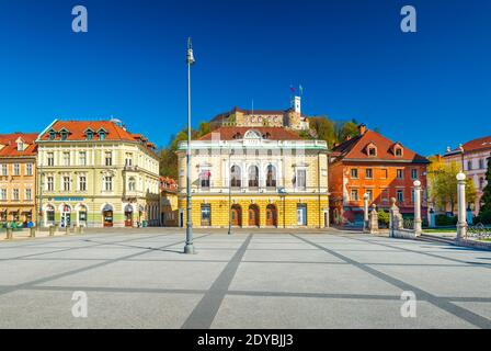 Ljubljana - April 2020, Slowenien: Blick auf den zentralen Platz (Congress Square) an einem sonnigen Tag mit einem klaren blauen Himmel Stockfoto