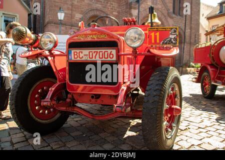 Neckargemüend, Deutschland: 16. Juli 2018: Ausstellung alter, historischer Feuerwehrfahrzeuge auf dem Marktplatz von Neckargemünd, einer süddeutschen Kleinstadt Stockfoto