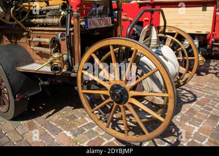 Neckargemüend, Deutschland: 16. Juli 2018: Ausstellung alter, historischer Feuerwehrfahrzeuge auf dem Marktplatz von Neckargemünd, einer süddeutschen Kleinstadt Stockfoto