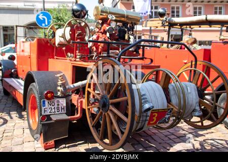 Neckargemüend, Deutschland: 16. Juli 2018: Ausstellung alter, historischer Feuerwehrfahrzeuge auf dem Marktplatz von Neckargemünd, einer süddeutschen Kleinstadt Stockfoto