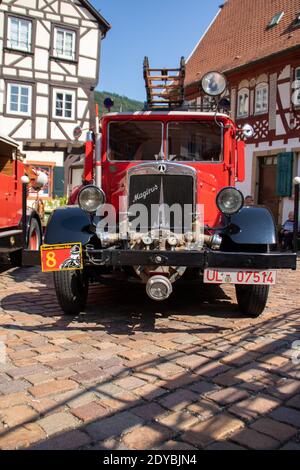 Neckargemüend, Deutschland: 16. Juli 2018: Ausstellung alter, historischer Feuerwehrfahrzeuge auf dem Marktplatz von Neckargemünd, einer süddeutschen Kleinstadt Stockfoto