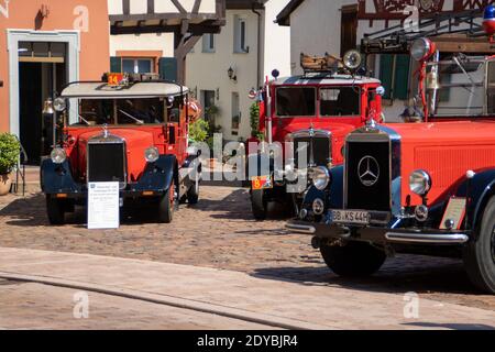 Neckargemüend, Deutschland: 16. Juli 2018: Ausstellung alter, historischer Feuerwehrfahrzeuge auf dem Marktplatz von Neckargemünd, einer süddeutschen Kleinstadt Stockfoto