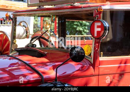 Neckargemüend, Deutschland: 16. Juli 2018: Ausstellung alter, historischer Feuerwehrfahrzeuge auf dem Marktplatz von Neckargemünd, einer süddeutschen Kleinstadt Stockfoto