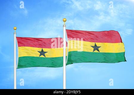 Ghana und Ghana zwei Flaggen auf Fahnenmasten und blauer Himmel Stockfoto