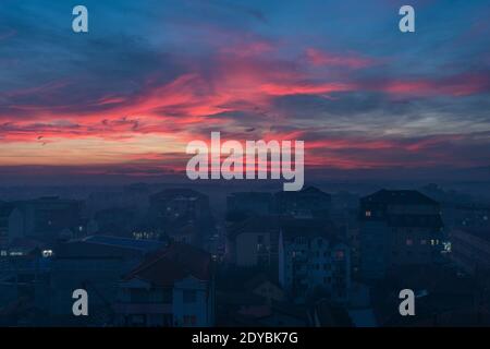 Schöne rote und blaue Wolken über der kleinen serbischen Stadt Jagodina Stockfoto