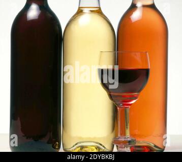 Set aus weißen, rosa und roten Weinflaschen auf weißem Hintergrund Stockfoto