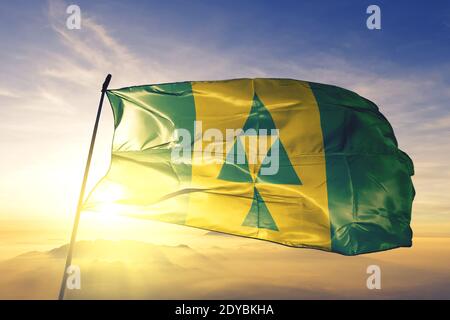 Prinz Albert von Saskatchewan von Kanada winkt auf der Flagge Top Sonnenaufgang Nebel Stockfoto