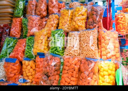 Bunte Ausstellung von Junk-Food zum Verkauf in Mexico City Chapultepec Park. Stockfoto