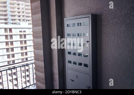 Elektrokästen im neuen Gebäude Stockfoto
