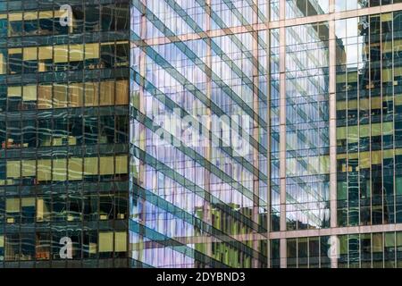 Bürofenster, Spiegelungen und Schatten auf der Glasfassade des Geschäftszentrums in Moskau, Moskau 28.06.2020 Stockfoto