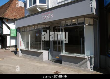 Eine ehemalige Filiale der Damenmodekette Oasis in der High Street in Tenterden in Kent, England am 31. Mai 2020. Stockfoto
