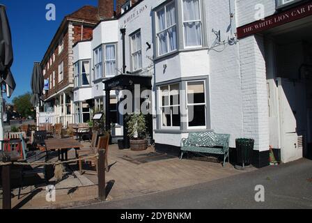 Das historische White Lion Hotel in der High Street in Tenterden in Kent, England am 31. Mai 2020. Stockfoto