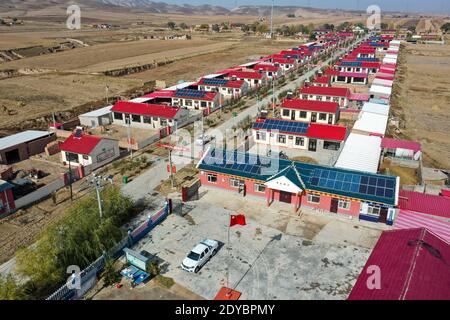 (201225) -- YINCHUAN, 25. Dezember 2020 (Xinhua) -- Luftfoto vom 28. Oktober 2020 zeigt die neuen Gebäude im Dorf Hejiayuan in Xihaigu im Nordwesten Chinas, der Autonomen Region Ningxia Hui. Xihaigu, eine größtenteils bergige Region im Nordwesten von Ningxia, wurde einst von der tiefen Armut heimgesucht und in den 1970er Jahren von den Vereinten Nationen als "untauglicher Ort für menschliche Besiedlung" bezeichnet, weil Land zurückgewonnen, Dürre und eine empfindliche ökologische Umwelt vorhanden waren. Am 16. November 2020 verabschiedete sich Xihaigu historisch von der absoluten Armut, in der die "Macht" eine unverzichtbare Rolle spielte. Ding Haiyan, 55, ist ch Stockfoto