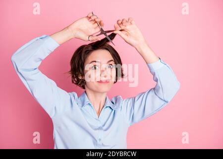 Foto von attraktiven lustigen Dame halten Frisur Locken schneiden Split beschädigte Enden mit professionellen Scheren aufgeregt, Stil zu ändern Tragen Sie ein blaues Hemd Stockfoto